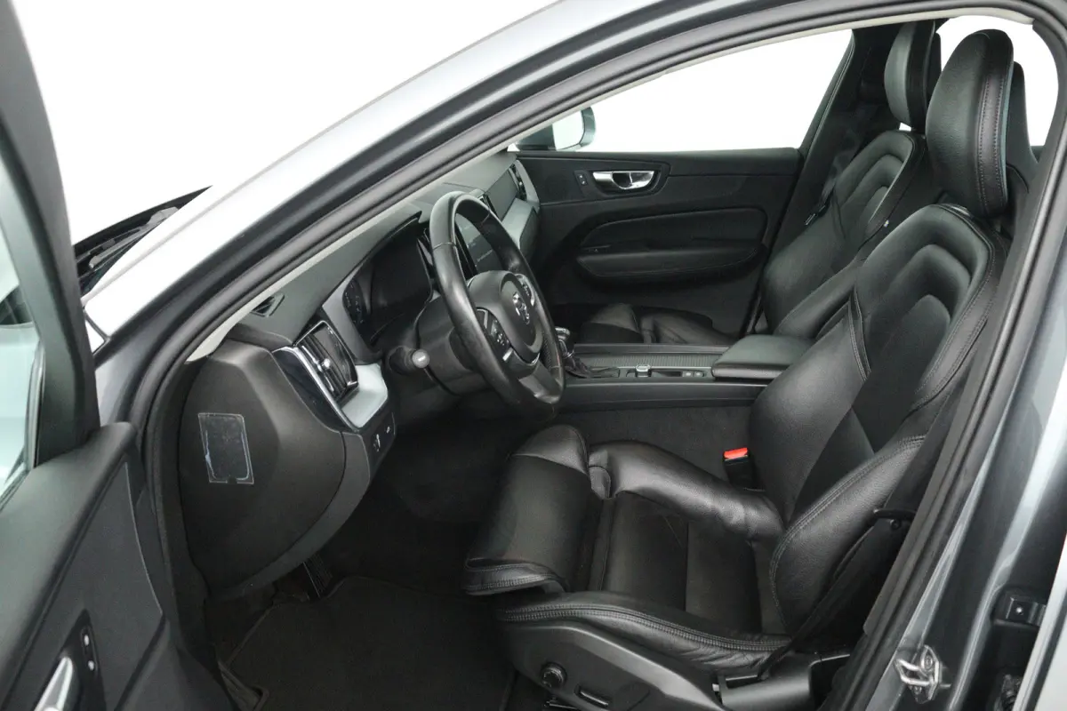 2.0 T5 AWD Momentum (TREKHAAK, STOELVERWARMING, ELEKTR STOELEN, CRUISE CONTROL, PARKEERSENSOREN)
