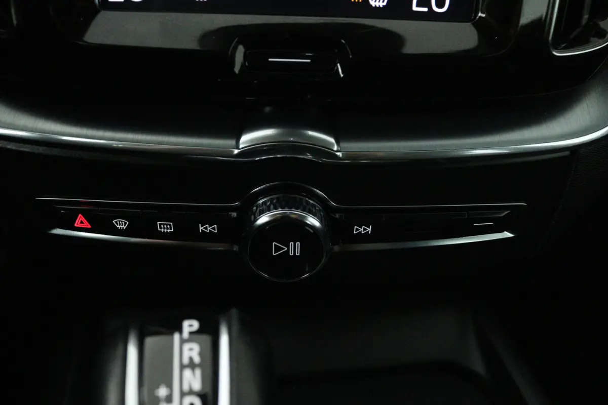2.0 T5 AWD Momentum (TREKHAAK, STOELVERWARMING, ELEKTR STOELEN, CRUISE CONTROL, PARKEERSENSOREN)
