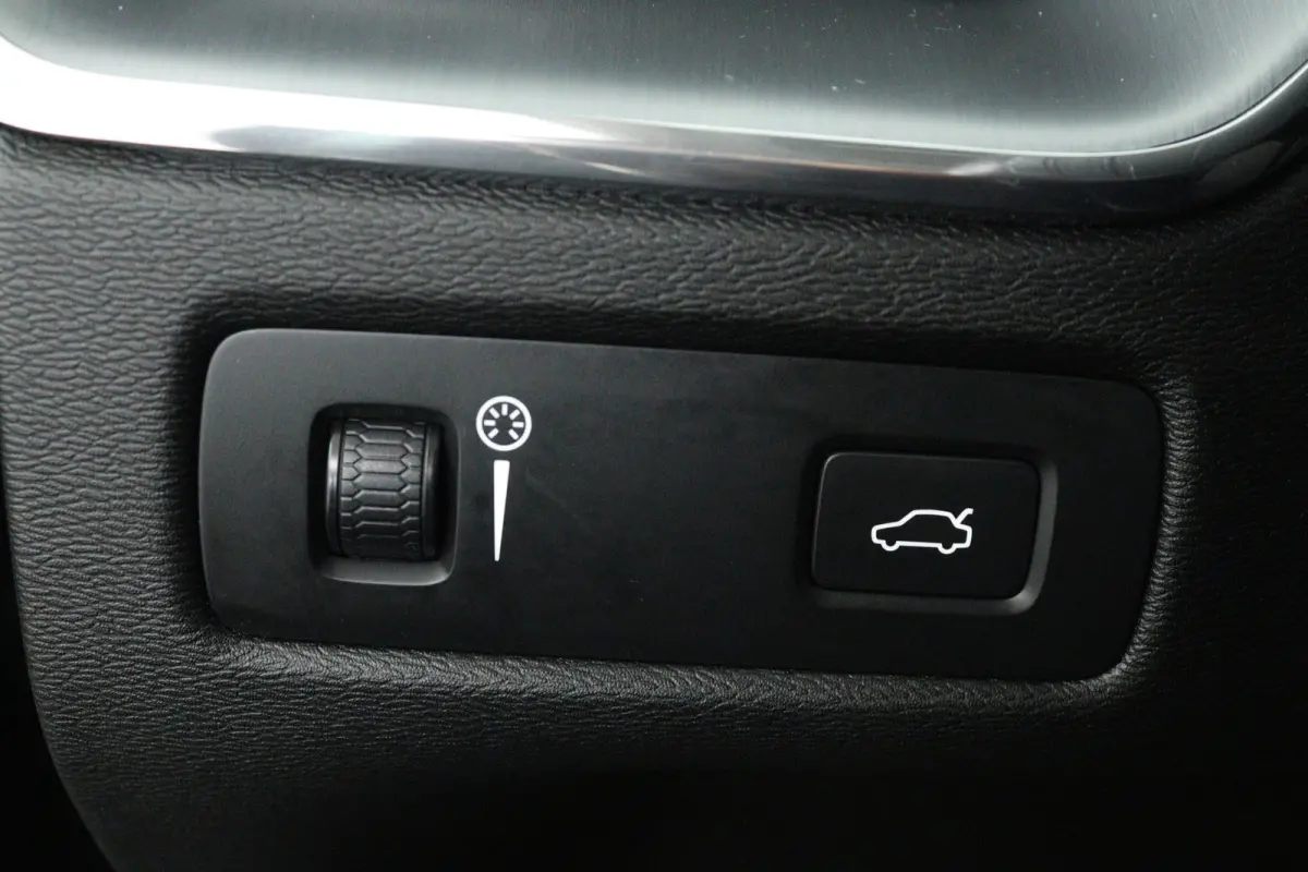 2.0 T5 AWD Momentum (TREKHAAK, STOELVERWARMING, ELEKTR STOELEN, CRUISE CONTROL, PARKEERSENSOREN)