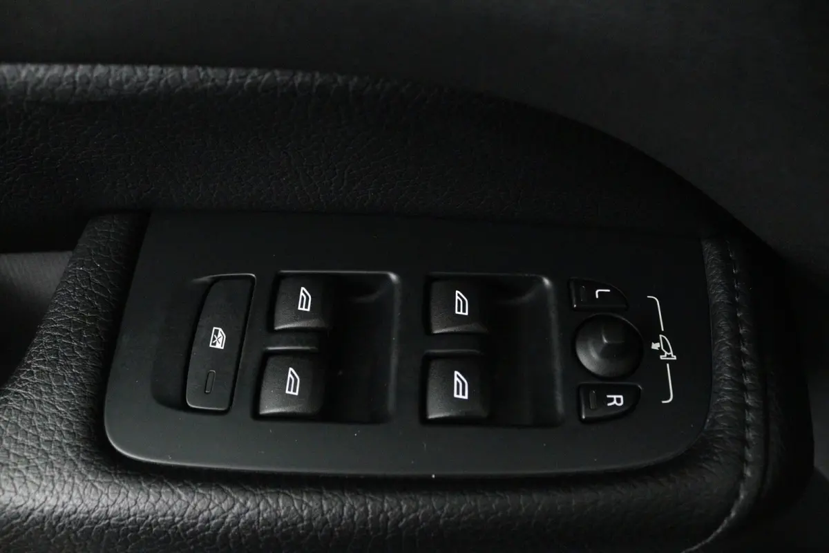 2.0 T5 AWD Momentum (TREKHAAK, STOELVERWARMING, ELEKTR STOELEN, CRUISE CONTROL, PARKEERSENSOREN)