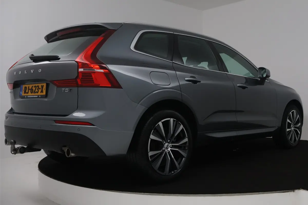 2.0 T5 AWD Momentum (TREKHAAK, STOELVERWARMING, ELEKTR STOELEN, CRUISE CONTROL, PARKEERSENSOREN)