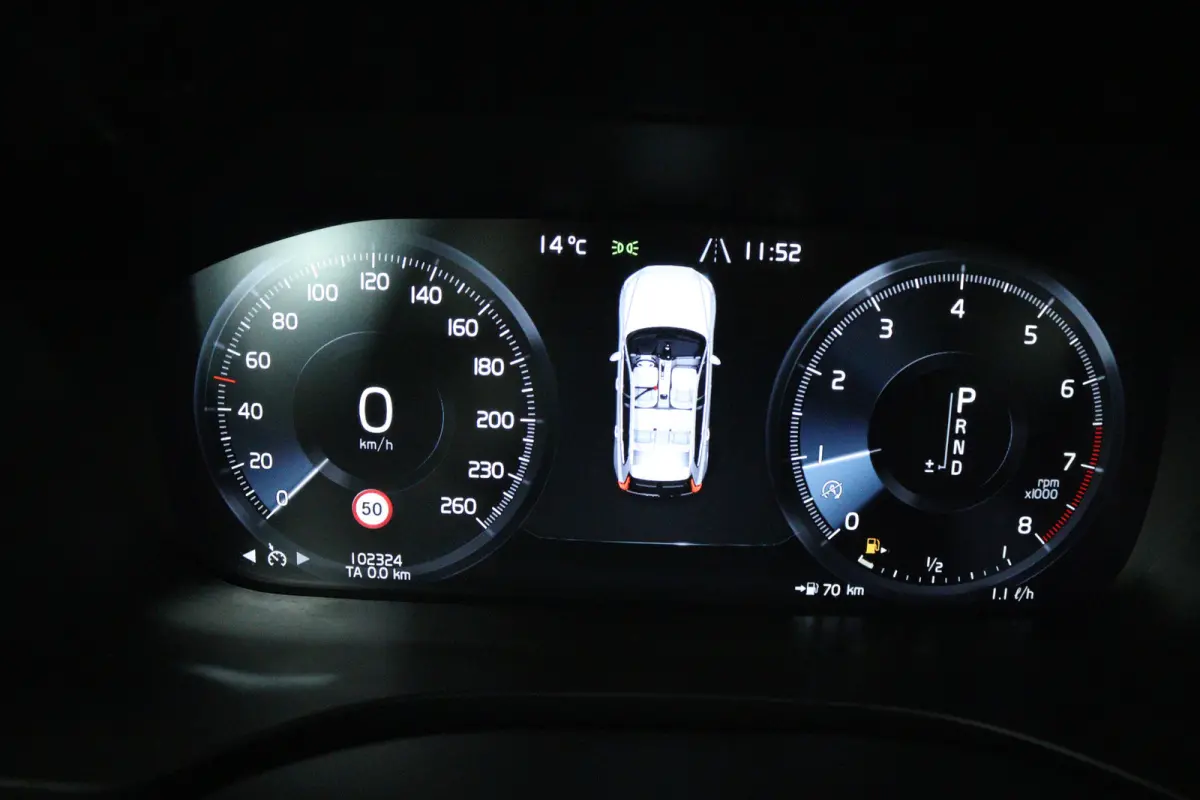 2.0 T5 AWD Momentum (TREKHAAK, STOELVERWARMING, ELEKTR STOELEN, CRUISE CONTROL, PARKEERSENSOREN)