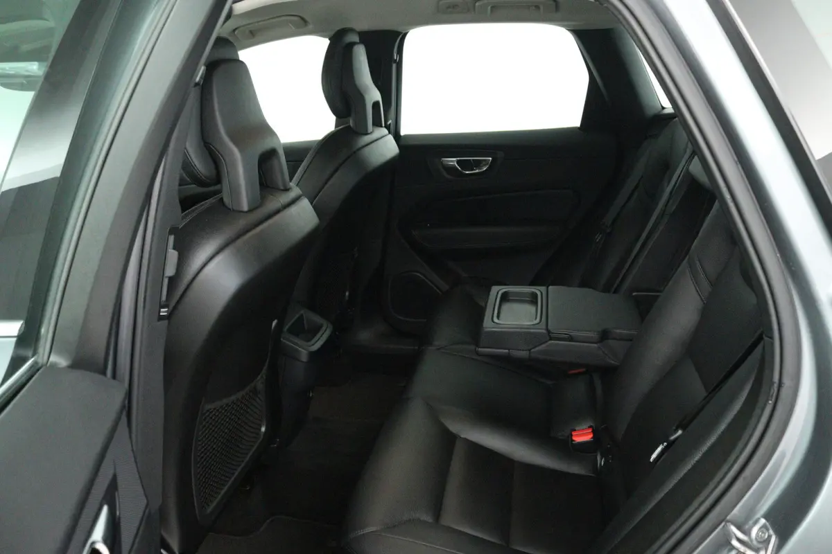 2.0 T5 AWD Momentum (TREKHAAK, STOELVERWARMING, ELEKTR STOELEN, CRUISE CONTROL, PARKEERSENSOREN)