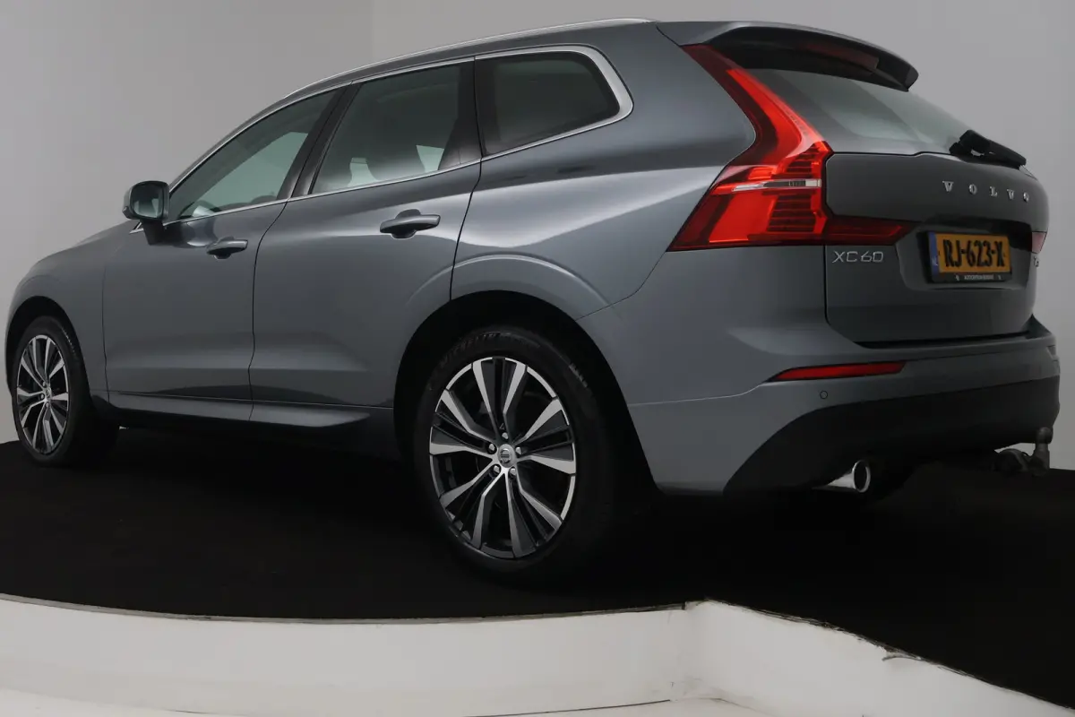 2.0 T5 AWD Momentum (TREKHAAK, STOELVERWARMING, ELEKTR STOELEN, CRUISE CONTROL, PARKEERSENSOREN)