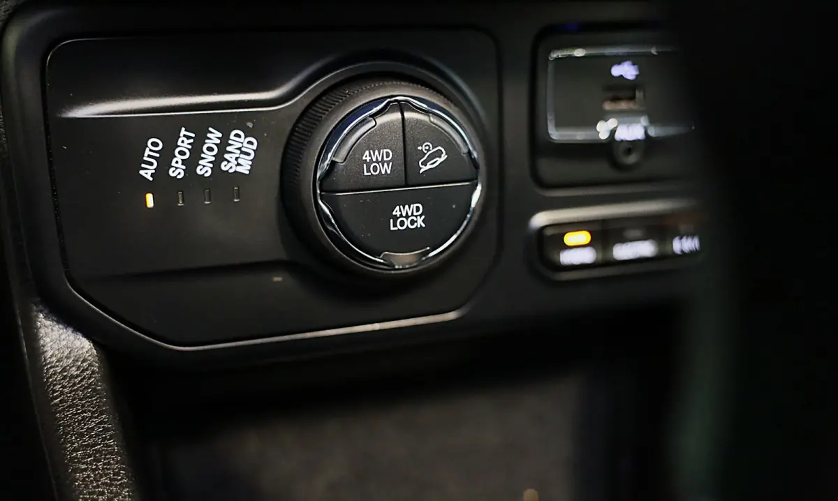 4xe 240 Plug-in Hybrid Electric S / Aut / Navi / Cruise / Camera / Leder / Open Panoramadak / Led / Pdc / 19 Inch