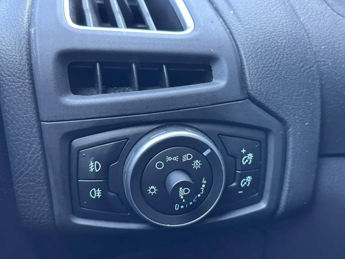 1.0 Titanium 125PK | Zeer Nette Staat | 2e Eigenaar | NL AUTO | Nieuwe D-riem 2026 | Grote Beurt 2026 | Parkeersensoren Voor en Achter | Navigatie | Climate Control | Cruise Control | NAP |