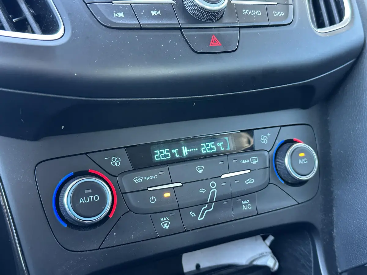 1.0 Titanium 125PK | Zeer Nette Staat | 2e Eigenaar | NL AUTO | Nieuwe D-riem 2026 | Grote Beurt 2026 | Parkeersensoren Voor en Achter | Navigatie | Climate Control | Cruise Control | NAP |