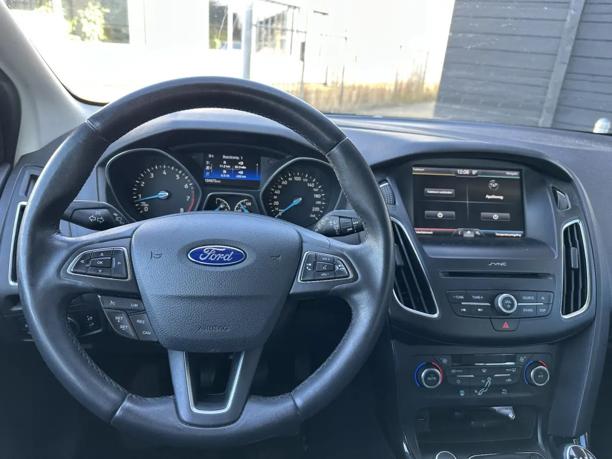 1.0 Titanium 125PK | Zeer Nette Staat | 2e Eigenaar | NL AUTO | Nieuwe D-riem 2026 | Grote Beurt 2026 | Parkeersensoren Voor en Achter | Navigatie | Climate Control | Cruise Control | NAP |
