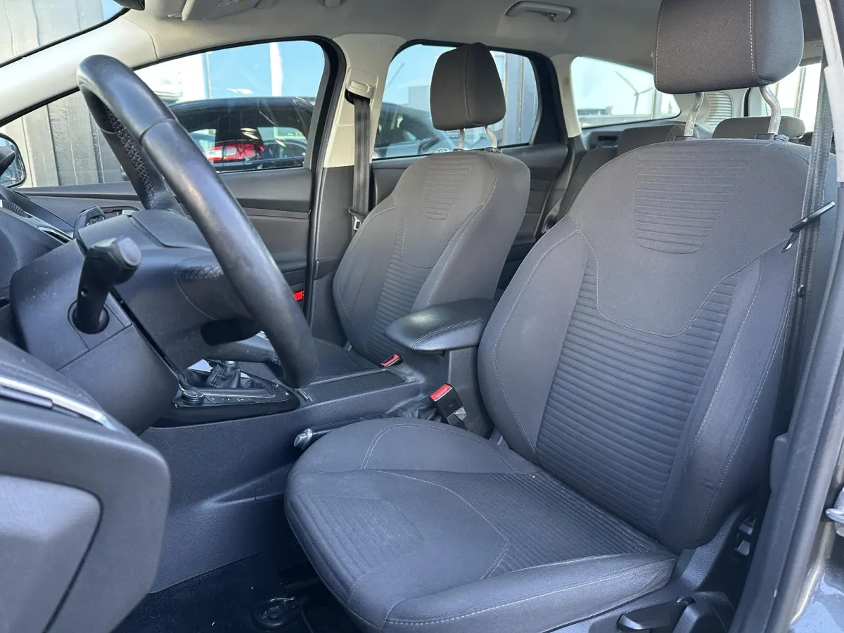 1.0 Titanium 125PK | Zeer Nette Staat | 2e Eigenaar | NL AUTO | Nieuwe D-riem 2026 | Grote Beurt 2026 | Parkeersensoren Voor en Achter | Navigatie | Climate Control | Cruise Control | NAP |