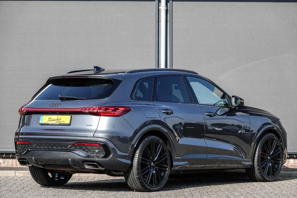 e-hybrid 367Pk | Quattro | Luchtvering | S-Line | MMI Bijrijdersdisplay | Tech Plus | 360° Camera | Trekhaak | 22'' | Daytona Grey