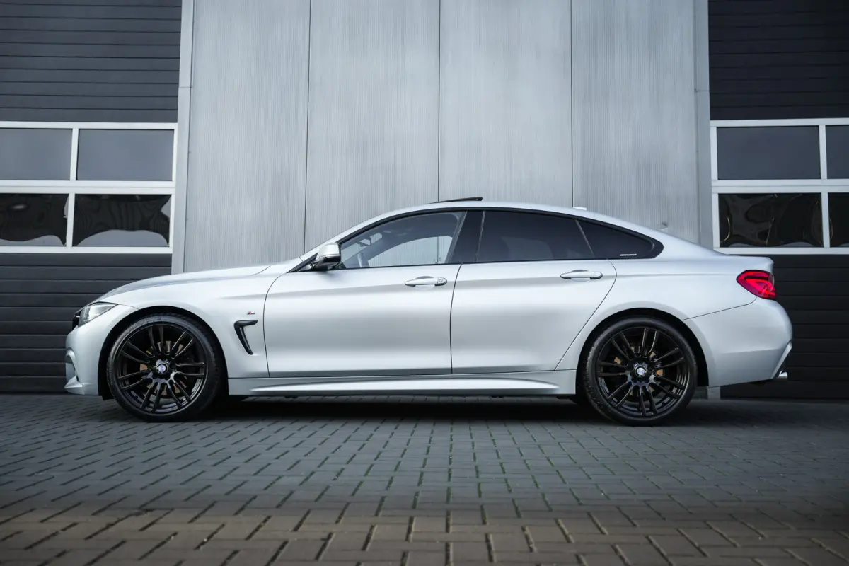 430i 252 pk High Executive M-Sportpakket / Frozen-Grey/ Led-Koplamp/ Schuif-Dak/ Head-Up/ Harman&Kardon/ Stoelverw./  Groot-Navi 19''LMV