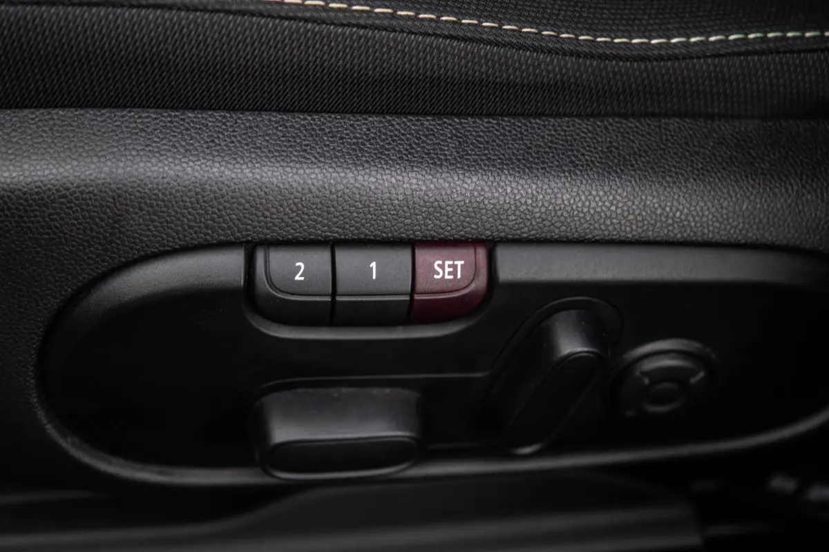 1.5 Cooper ALL4 Essential CAMERA / NAVI / CARPLAY / AIRCO / ZWART / STOELVERWARMING