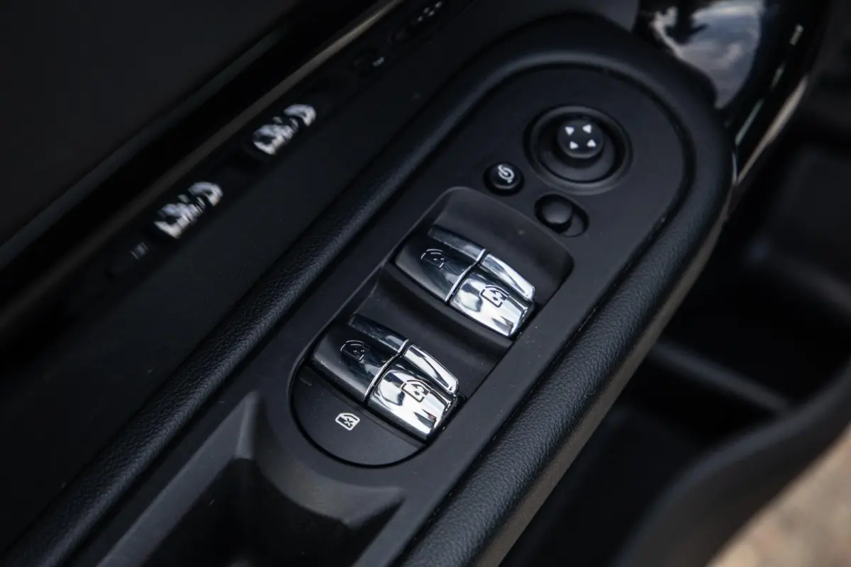 1.5 Cooper ALL4 Essential CAMERA / NAVI / CARPLAY / AIRCO / ZWART / STOELVERWARMING