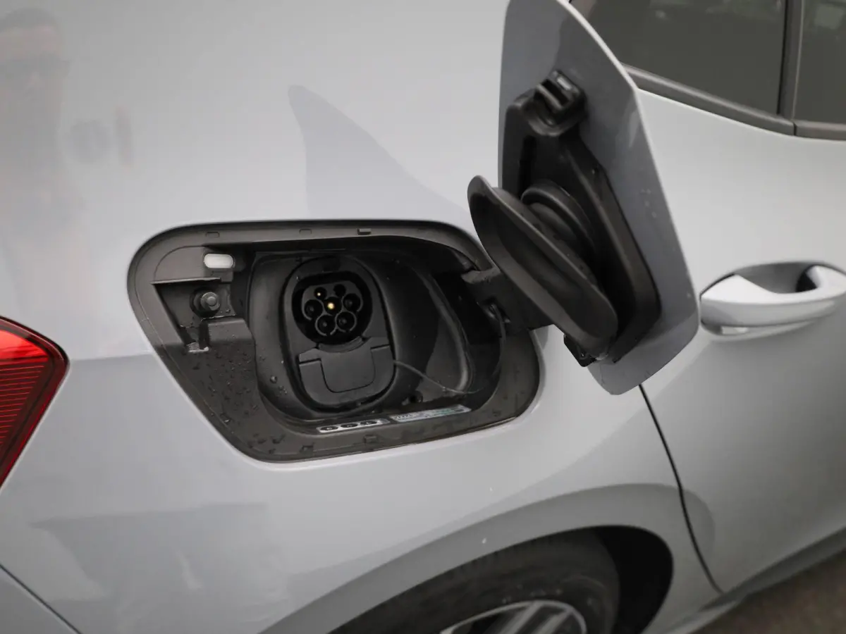 Pro Limited Edition 59 kWh 204 PK| Origneel Nederlands | 1e Eigenaar | Navigatie | 20 Inch Velgen | Stoelverwarming | Stuurwielverwarming | Sfeerverlichting | Variabele Laadbodem