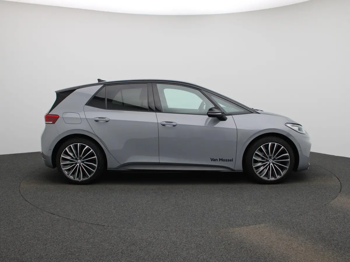 Pro Limited Edition 59 kWh 204 PK| Origneel Nederlands | 1e Eigenaar | Navigatie | 20 Inch Velgen | Stoelverwarming | Stuurwielverwarming | Sfeerverlichting | Variabele Laadbodem