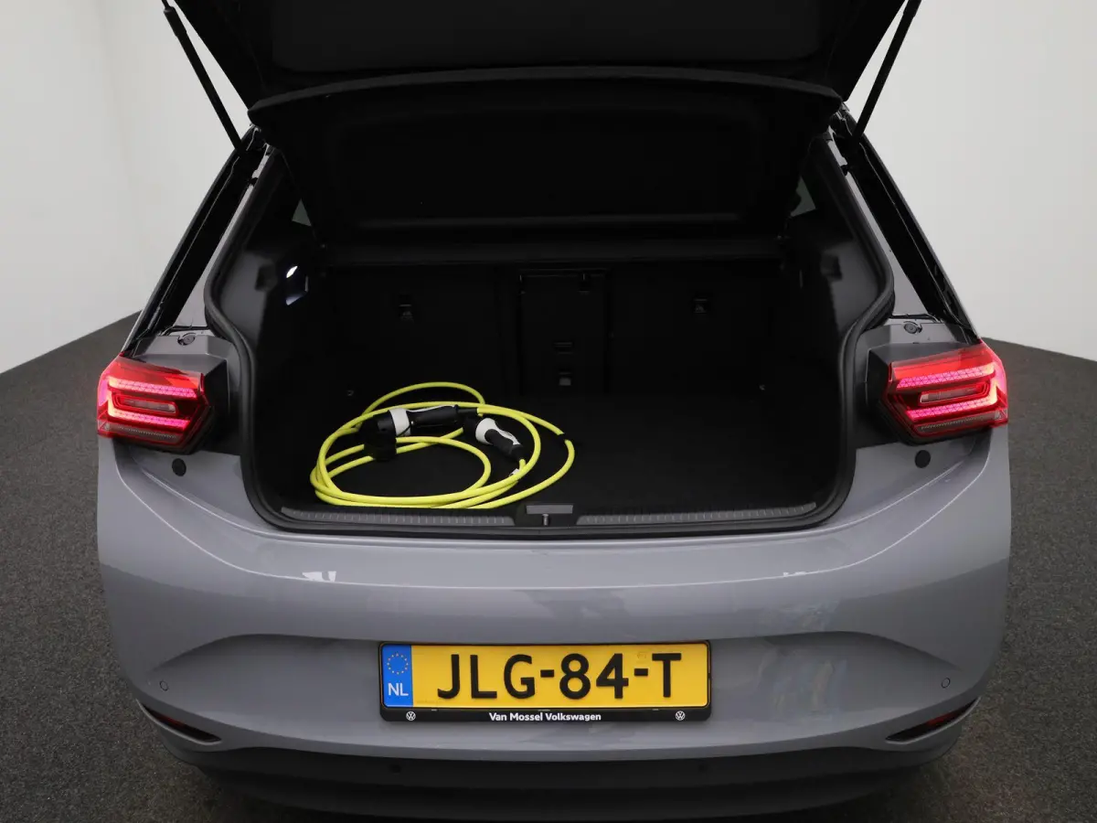 Pro Limited Edition 59 kWh 204 PK| Origneel Nederlands | 1e Eigenaar | Navigatie | 20 Inch Velgen | Stoelverwarming | Stuurwielverwarming | Sfeerverlichting | Variabele Laadbodem