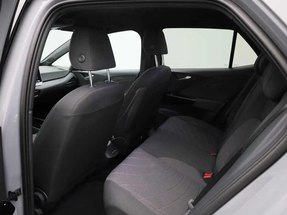 Pro Limited Edition 59 kWh 204 PK| Origneel Nederlands | 1e Eigenaar | Navigatie | 20 Inch Velgen | Stoelverwarming | Stuurwielverwarming | Sfeerverlichting | Variabele Laadbodem