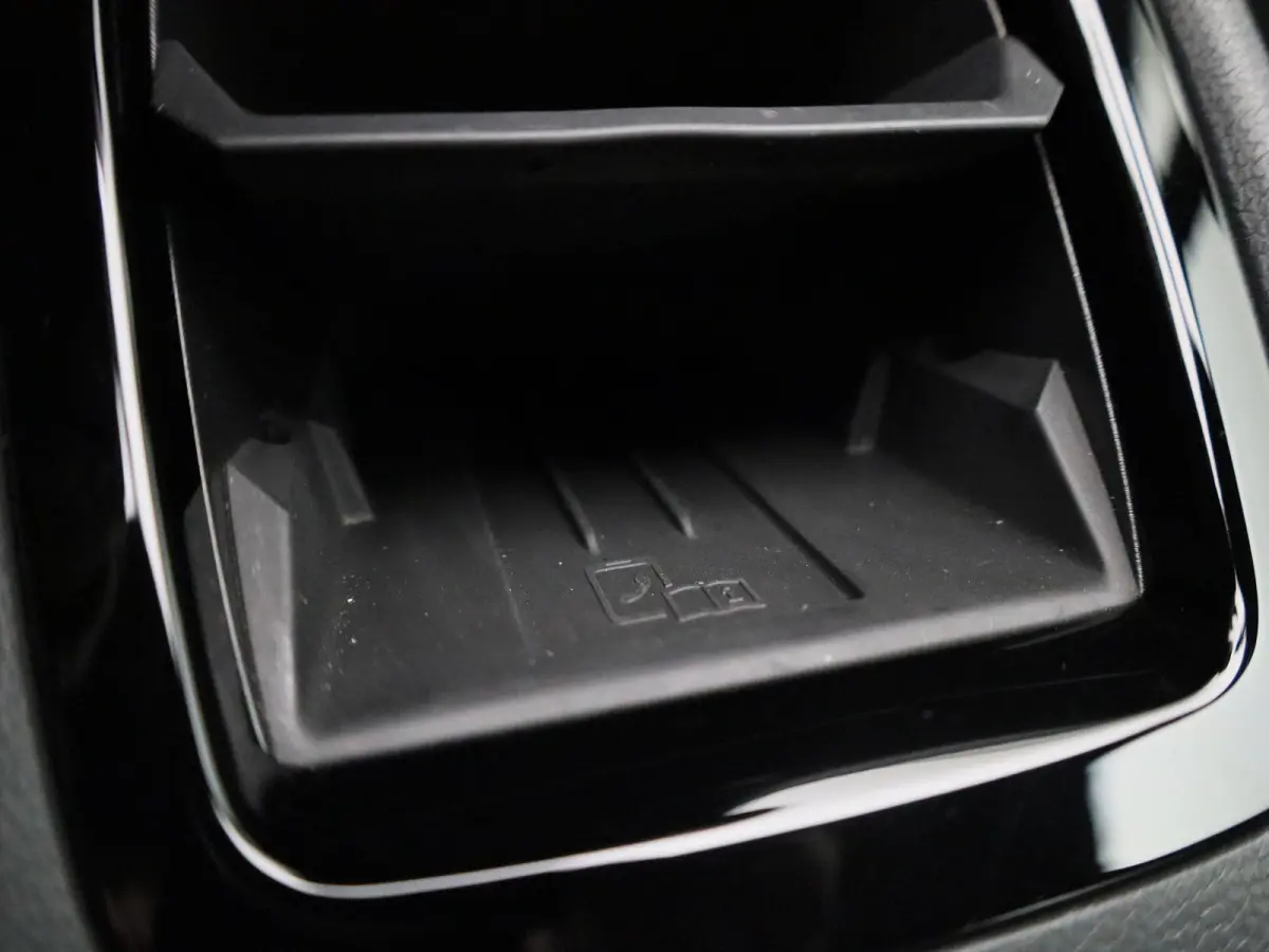 Pro Limited Edition 59 kWh 204 PK| Origneel Nederlands | 1e Eigenaar | Navigatie | 20 Inch Velgen | Stoelverwarming | Stuurwielverwarming | Sfeerverlichting | Variabele Laadbodem