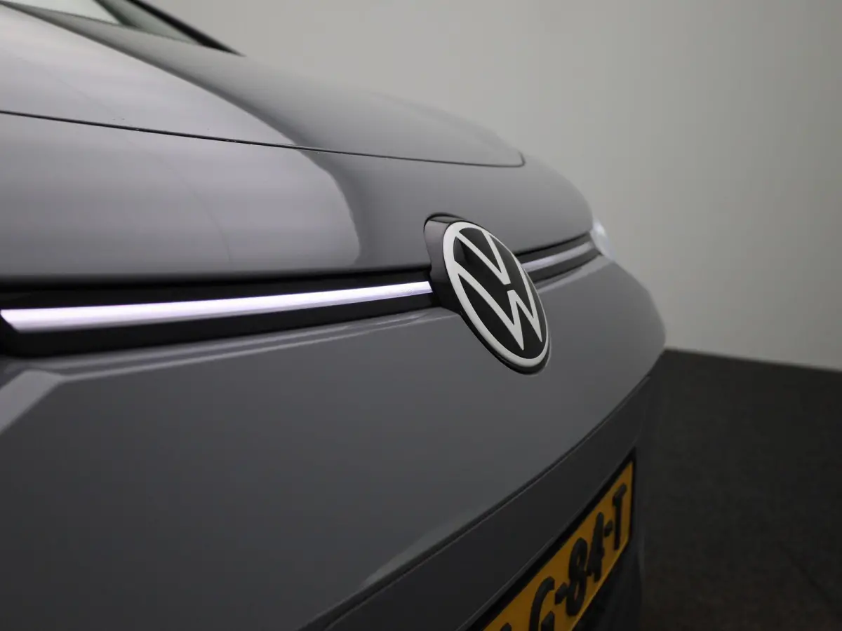 Pro Limited Edition 59 kWh 204 PK| Origneel Nederlands | 1e Eigenaar | Navigatie | 20 Inch Velgen | Stoelverwarming | Stuurwielverwarming | Sfeerverlichting | Variabele Laadbodem