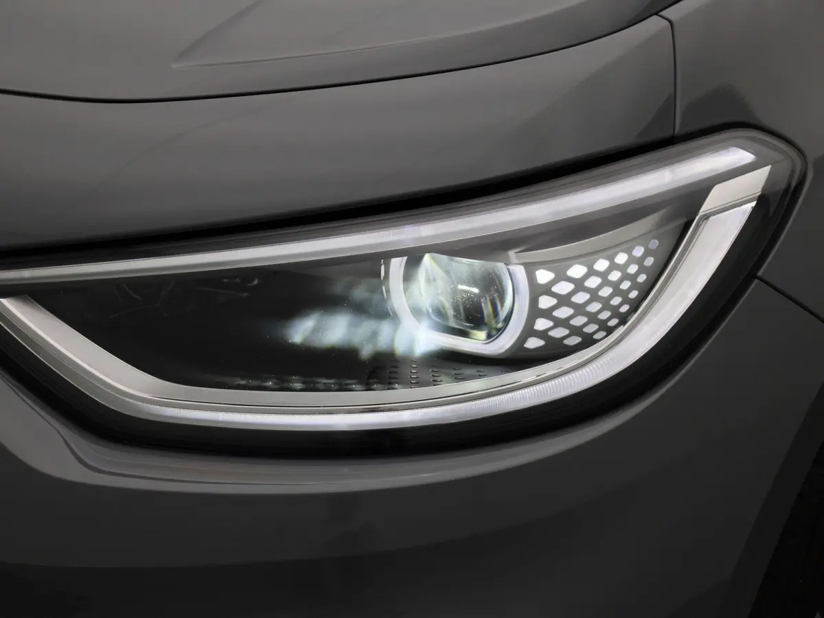 Pro Limited Edition 59 kWh 204 PK| Origneel Nederlands | 1e Eigenaar | Navigatie | 20 Inch Velgen | Stoelverwarming | Stuurwielverwarming | Sfeerverlichting | Variabele Laadbodem