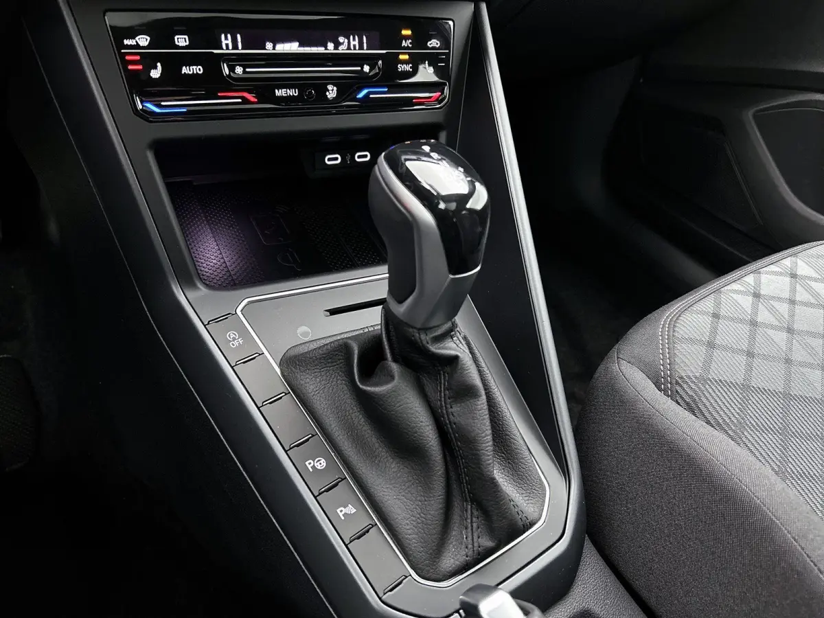1.0 TSI R-Line Edition 95 PK Origineel Nederlands | 1e Eigenaar | Panoramadak | LED Matrix | Achteruitrijcamera | Stoelverwarming | Navigatie | Climatronic