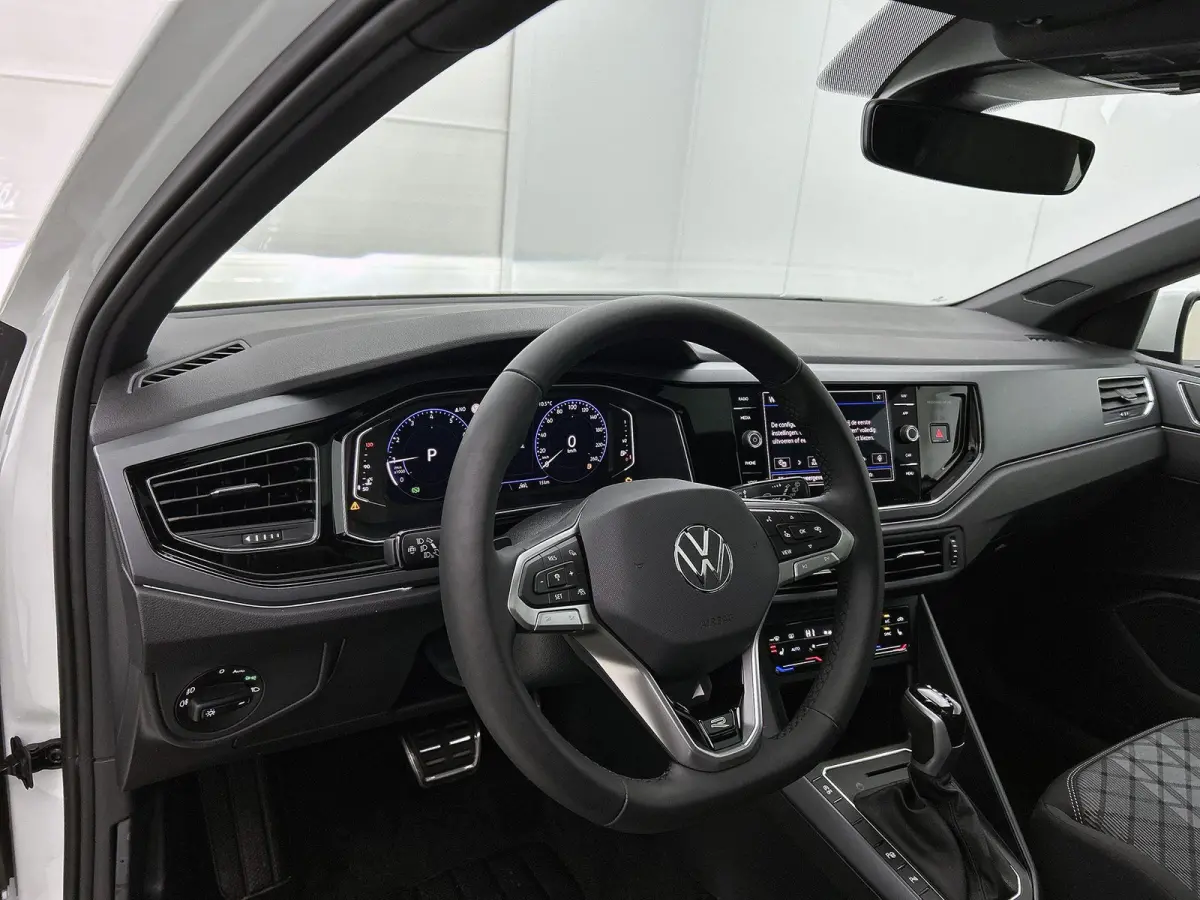 1.0 TSI R-Line Edition 95 PK Origineel Nederlands | 1e Eigenaar | Panoramadak | LED Matrix | Achteruitrijcamera | Stoelverwarming | Navigatie | Climatronic