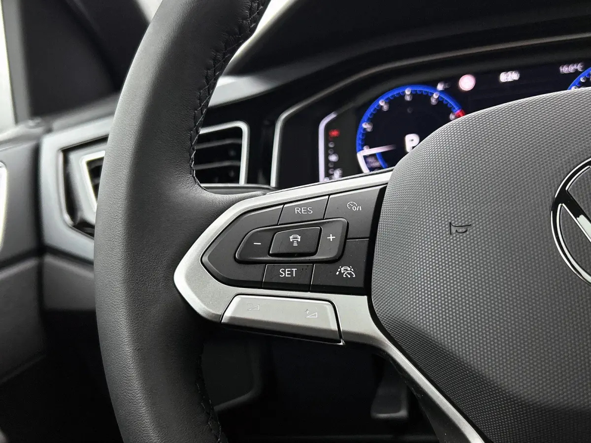 1.0 TSI R-Line Edition 95 PK Origineel Nederlands | 1e Eigenaar | Panoramadak | LED Matrix | Achteruitrijcamera | Stoelverwarming | Navigatie | Climatronic