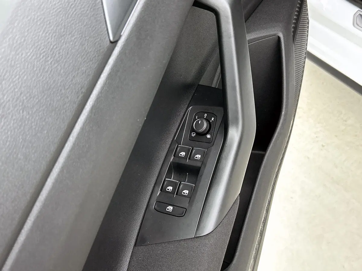 1.0 TSI R-Line Edition 95 PK Origineel Nederlands | 1e Eigenaar | Panoramadak | LED Matrix | Achteruitrijcamera | Stoelverwarming | Navigatie | Climatronic