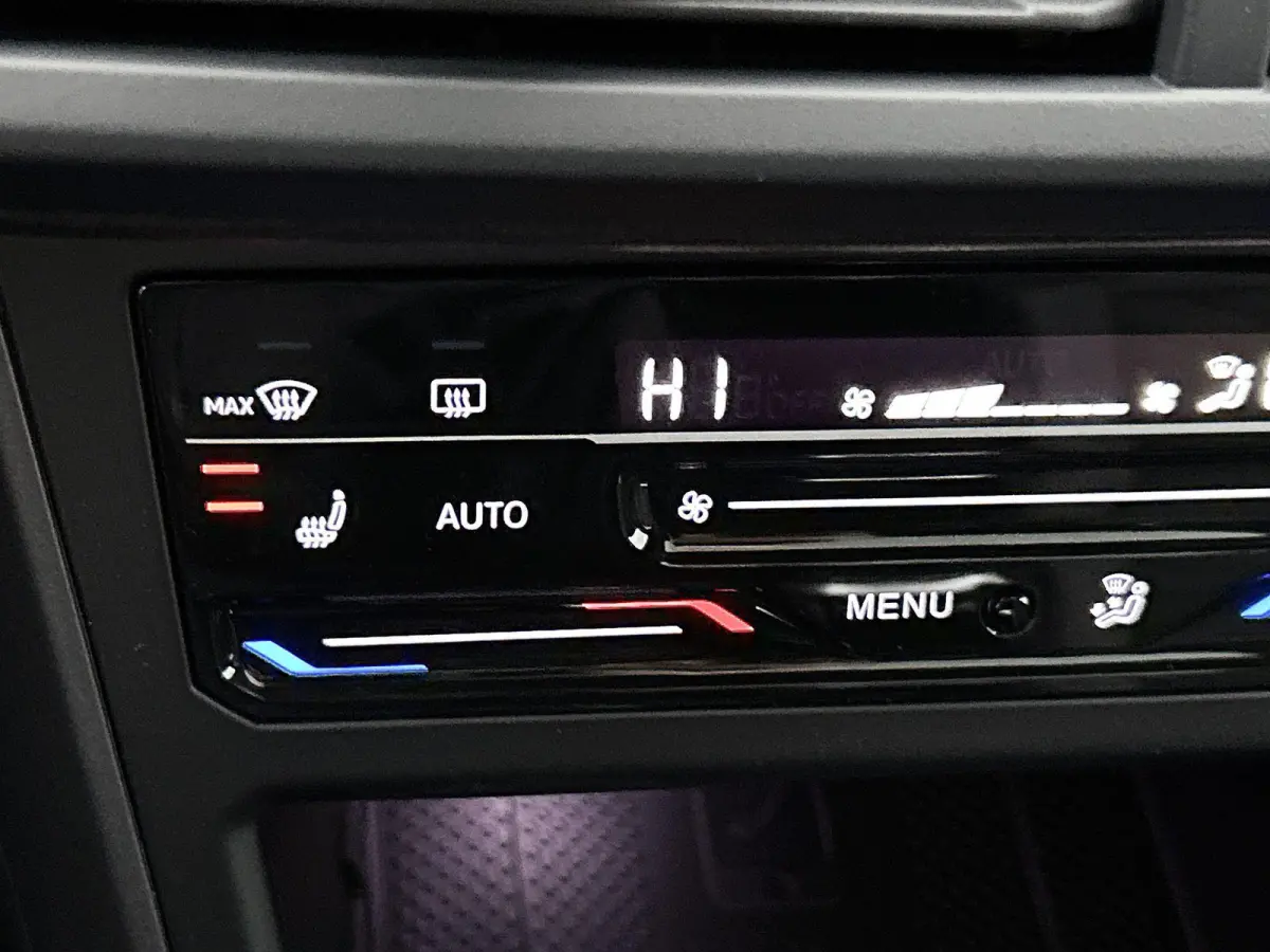 1.0 TSI R-Line Edition 95 PK Origineel Nederlands | 1e Eigenaar | Panoramadak | LED Matrix | Achteruitrijcamera | Stoelverwarming | Navigatie | Climatronic