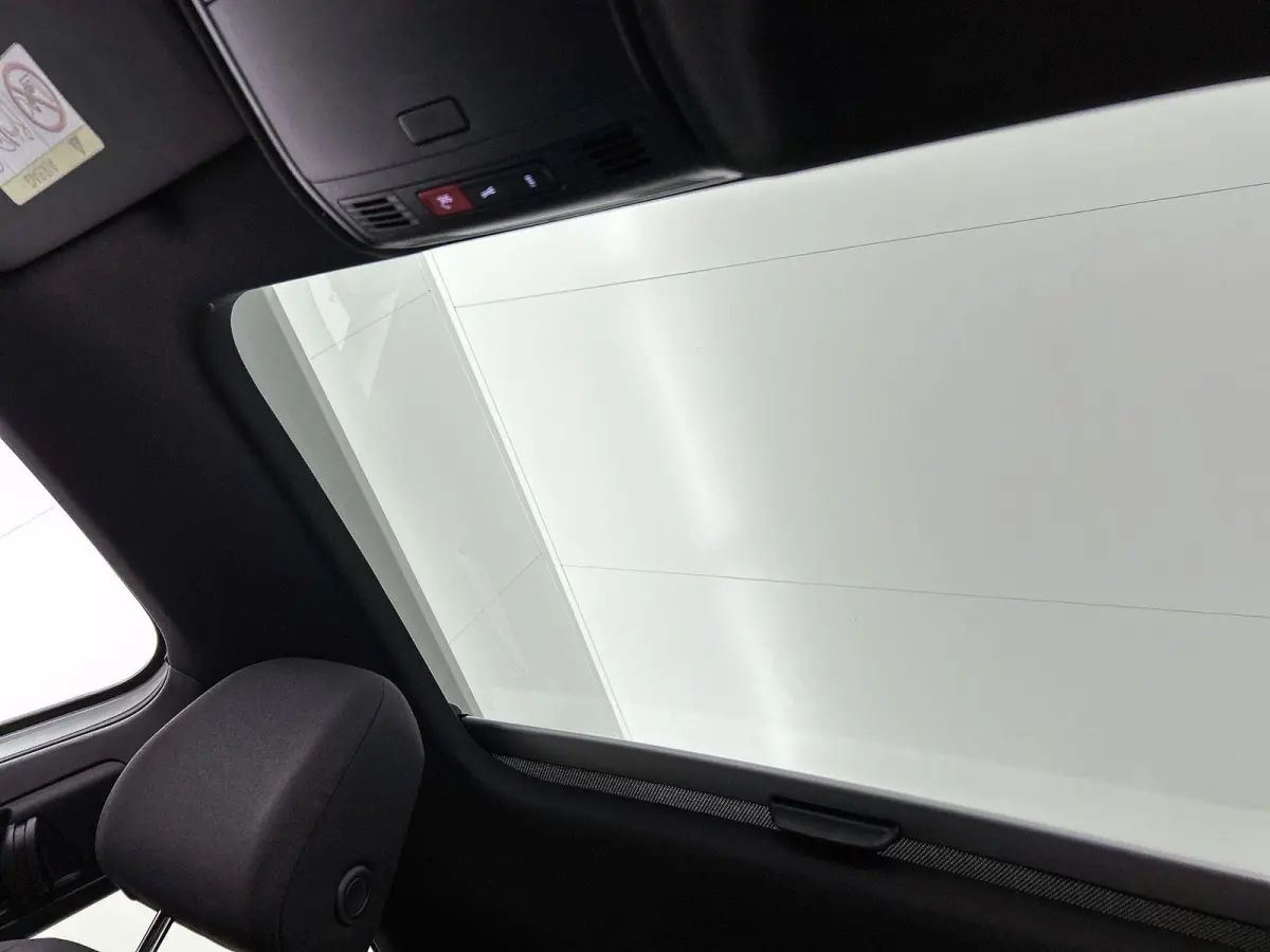 1.0 TSI R-Line Edition 95 PK Origineel Nederlands | 1e Eigenaar | Panoramadak | LED Matrix | Achteruitrijcamera | Stoelverwarming | Navigatie | Climatronic
