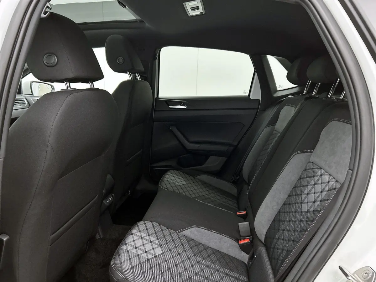 1.0 TSI R-Line Edition 95 PK Origineel Nederlands | 1e Eigenaar | Panoramadak | LED Matrix | Achteruitrijcamera | Stoelverwarming | Navigatie | Climatronic