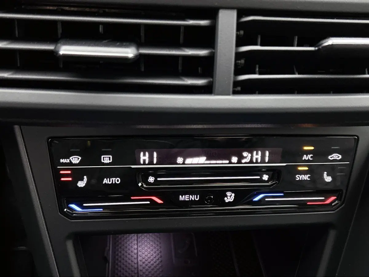 1.0 TSI R-Line Edition 95 PK Origineel Nederlands | 1e Eigenaar | Panoramadak | LED Matrix | Achteruitrijcamera | Stoelverwarming | Navigatie | Climatronic