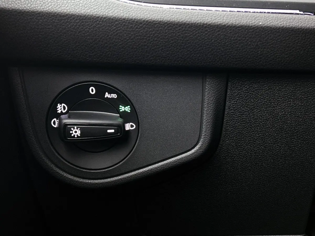 1.0 TSI R-Line Edition 95 PK Origineel Nederlands | 1e Eigenaar | Panoramadak | LED Matrix | Achteruitrijcamera | Stoelverwarming | Navigatie | Climatronic