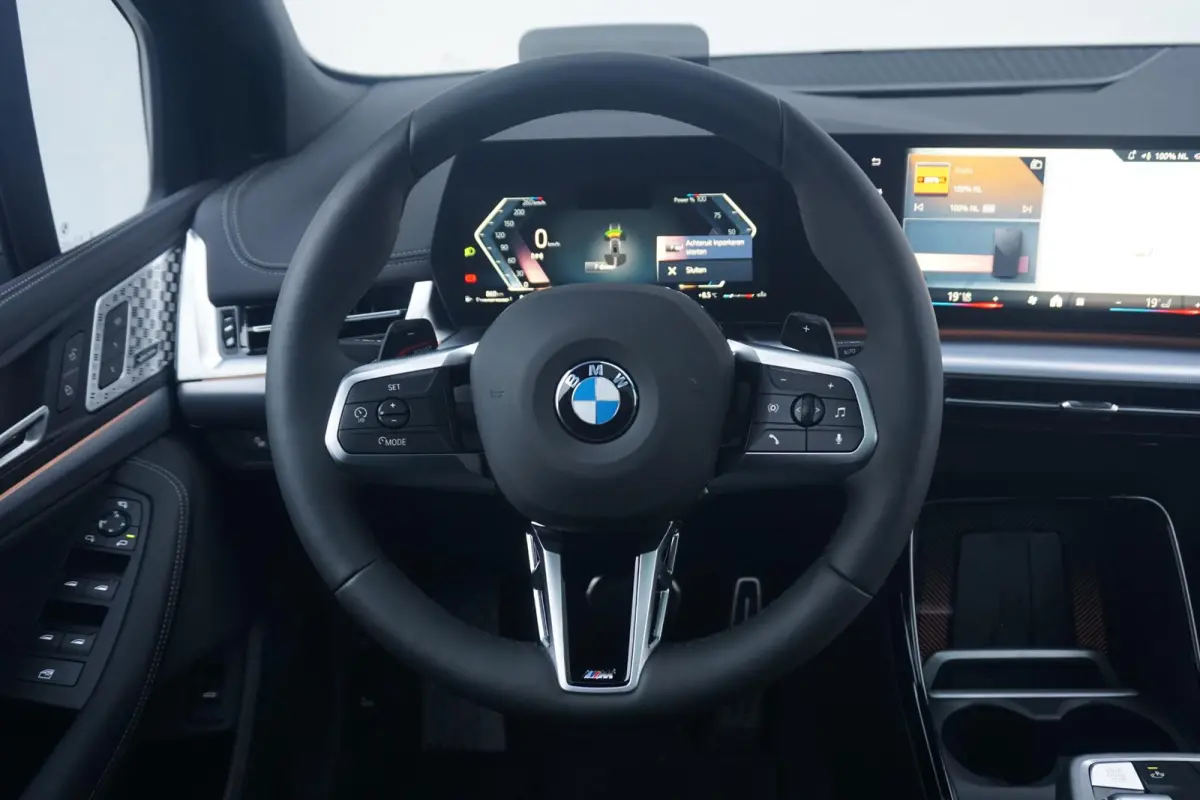 218i | M Sportpakket | Panoramadak | Trekhaak | Elektrisch verstelbare stoelen | Harman Kardon