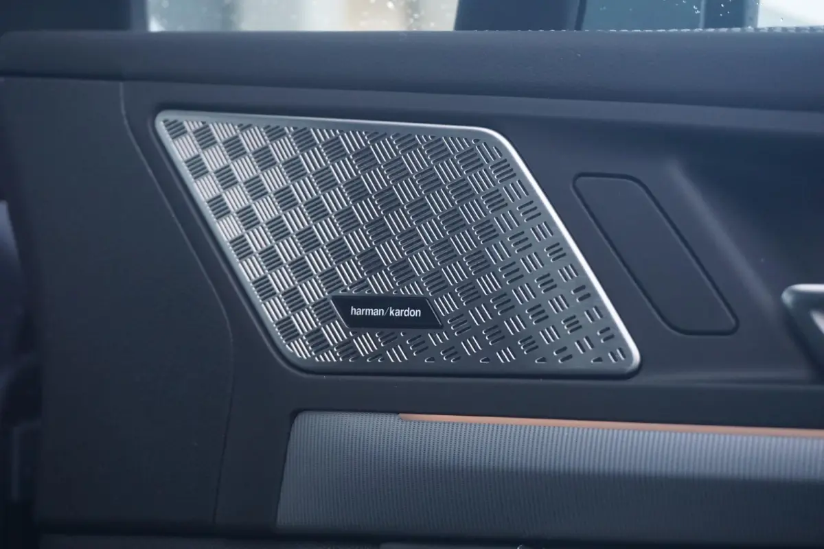 218i | M Sportpakket | Panoramadak | Trekhaak | Elektrisch verstelbare stoelen | Harman Kardon