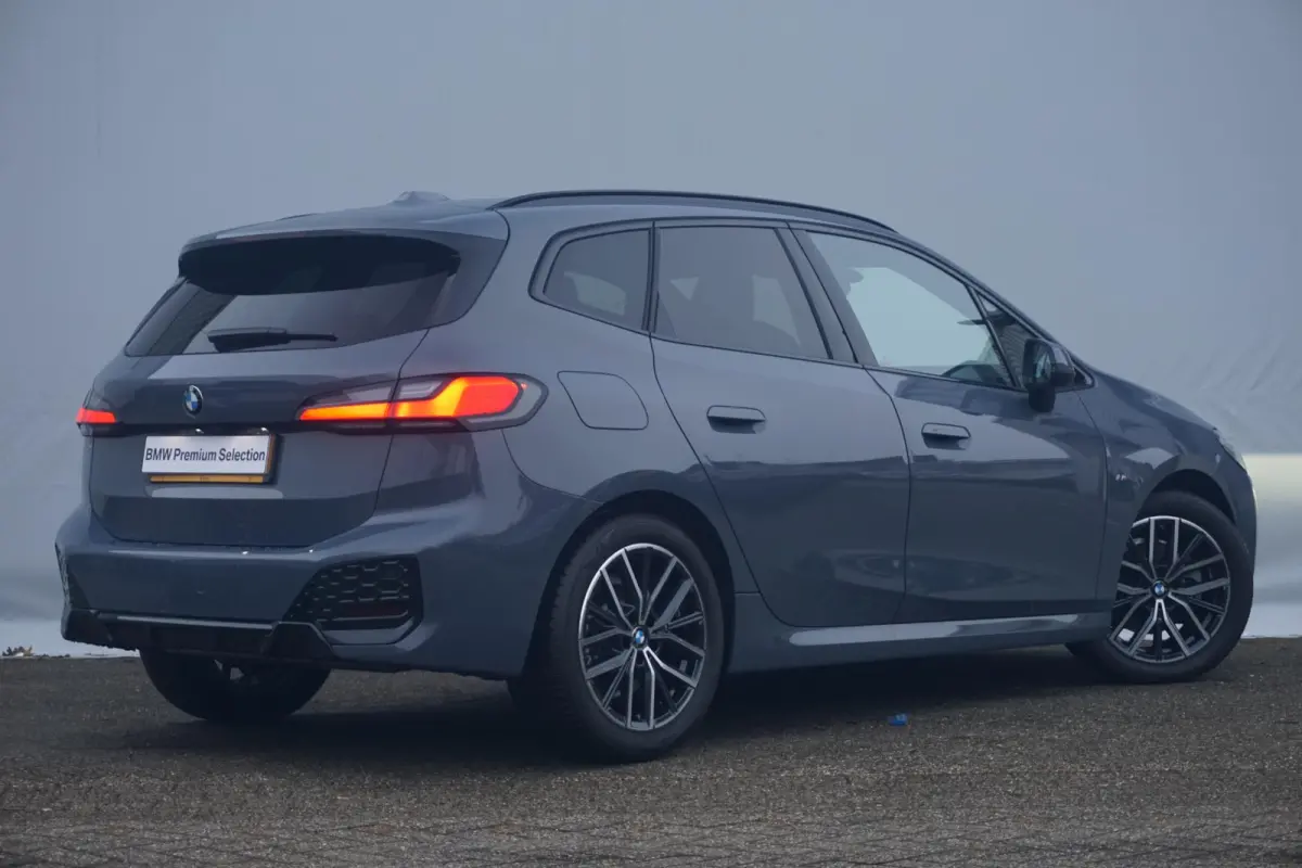 218i | M Sportpakket | Panoramadak | Trekhaak | Elektrisch verstelbare stoelen | Harman Kardon