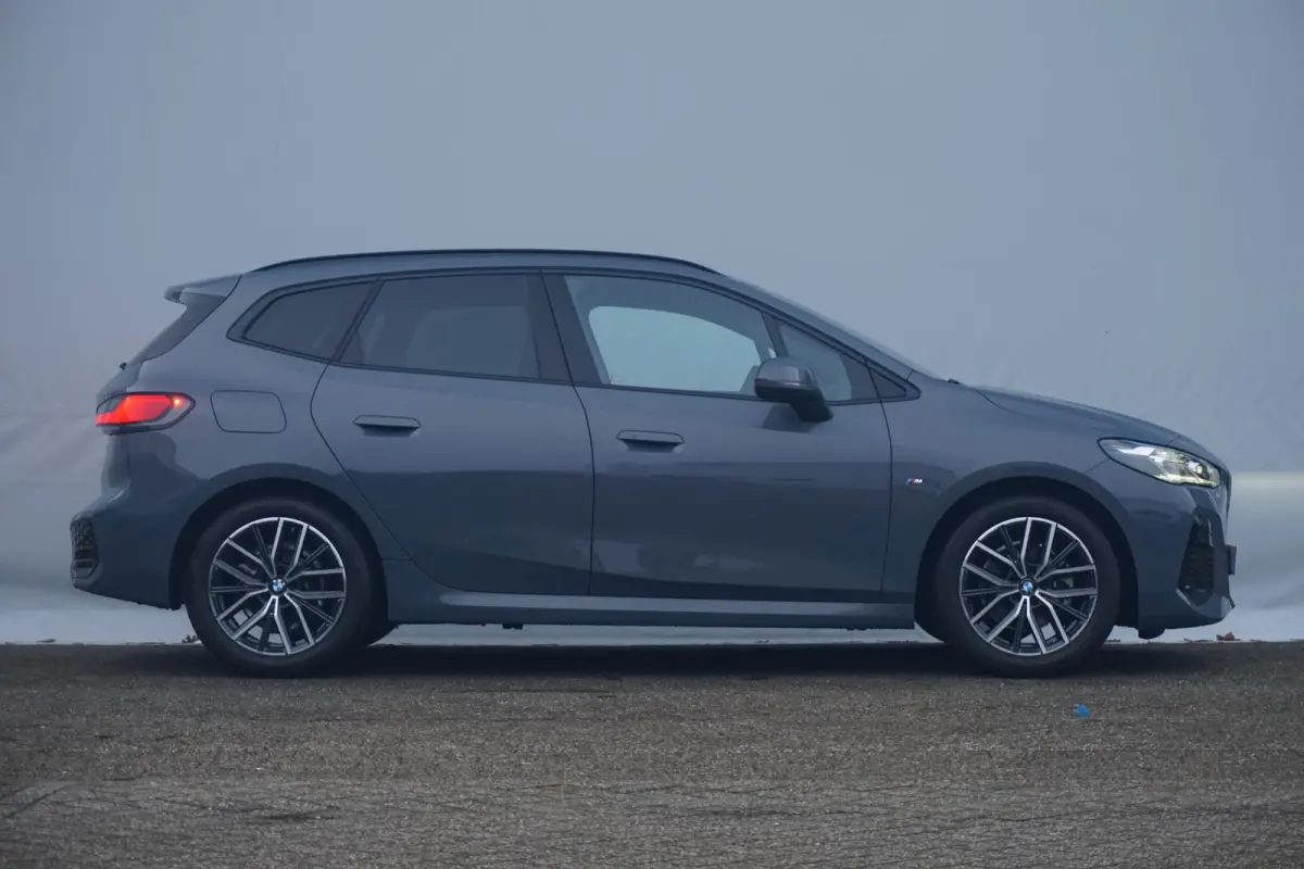 218i | M Sportpakket | Panoramadak | Trekhaak | Elektrisch verstelbare stoelen | Harman Kardon