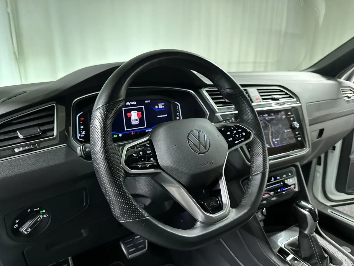 1.5 TSI R-Line Business+ Automaat | Trekhaak | IQ Light