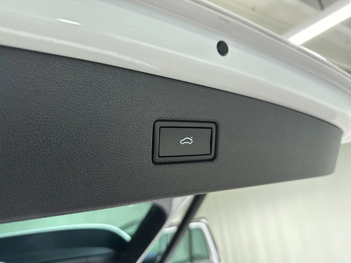 1.5 TSI R-Line Business+ Automaat | Trekhaak | IQ Light