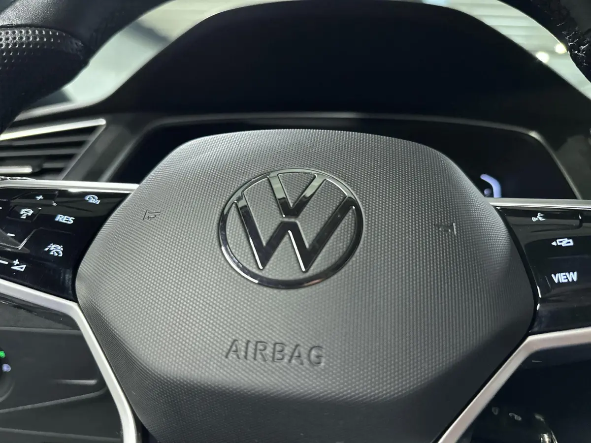 1.5 TSI R-Line Business+ Automaat | Trekhaak | IQ Light