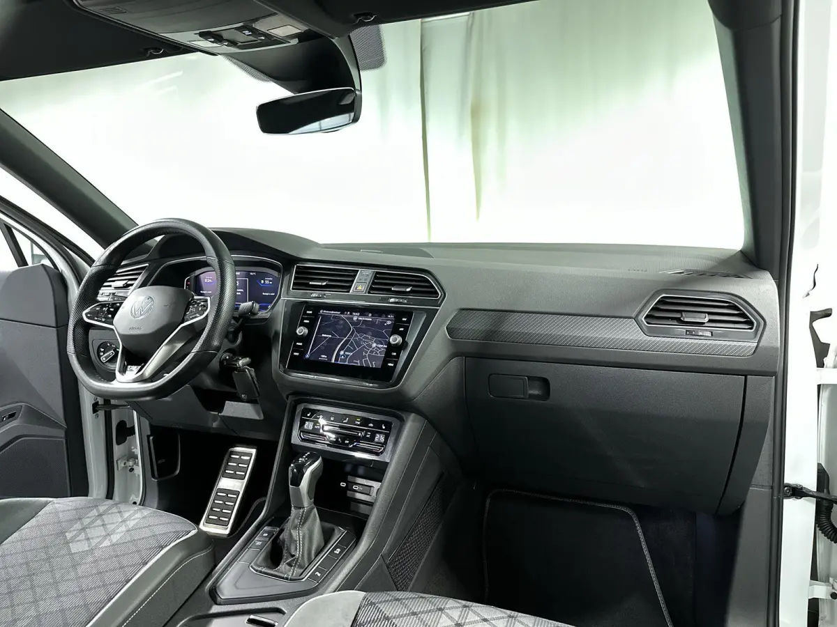 1.5 TSI R-Line Business+ Automaat | Trekhaak | IQ Light