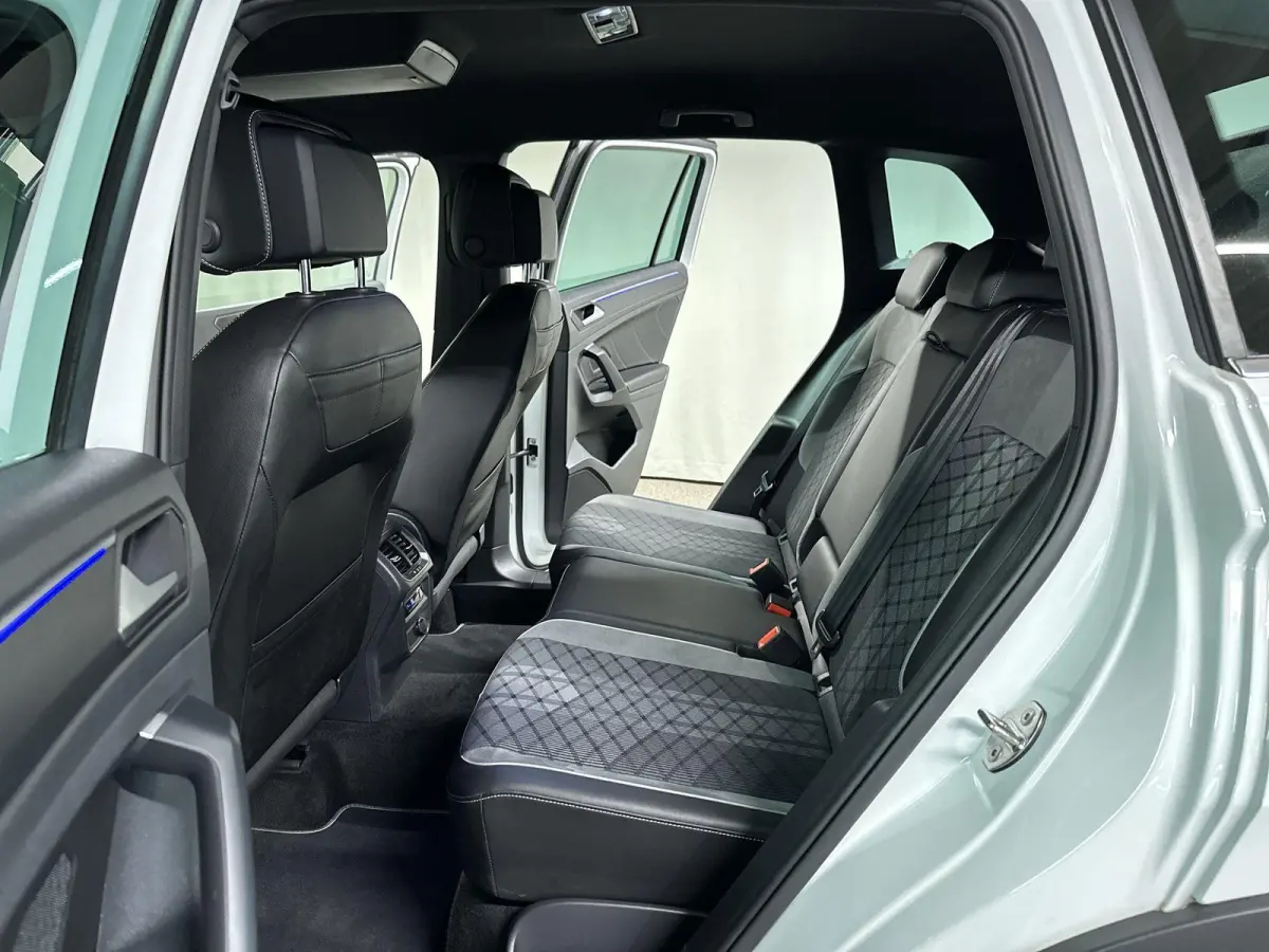1.5 TSI R-Line Business+ Automaat | Trekhaak | IQ Light