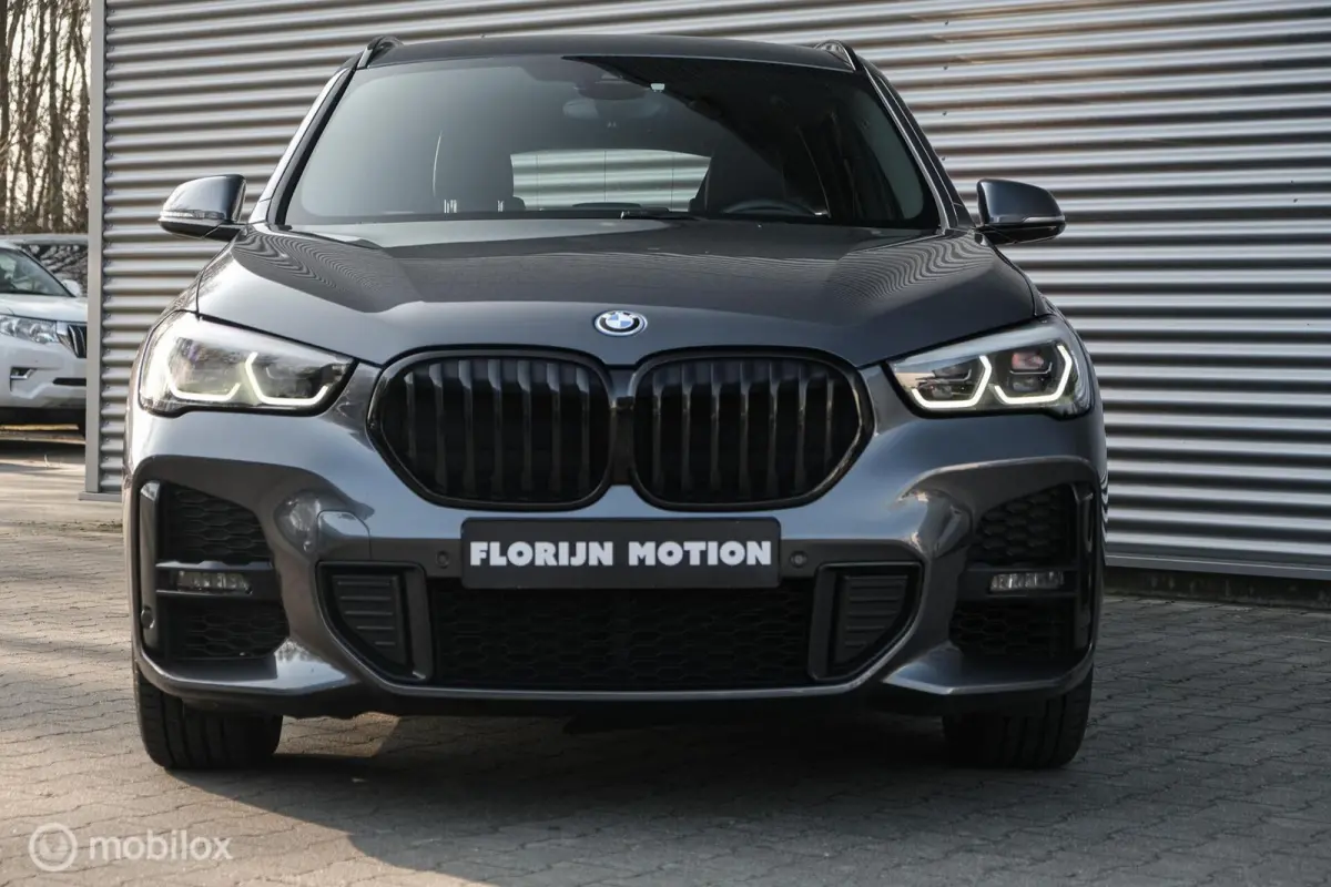 xDrive25e High Executive | M-Sport | LED | HUD | Trekhaak | PHEV | Miniral Grau | Stoelverw.
