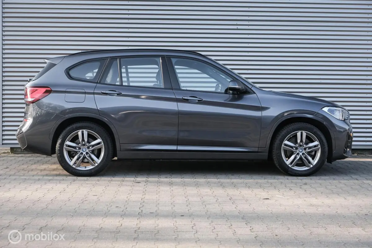 xDrive25e High Executive | M-Sport | LED | HUD | Trekhaak | PHEV | Miniral Grau | Stoelverw.