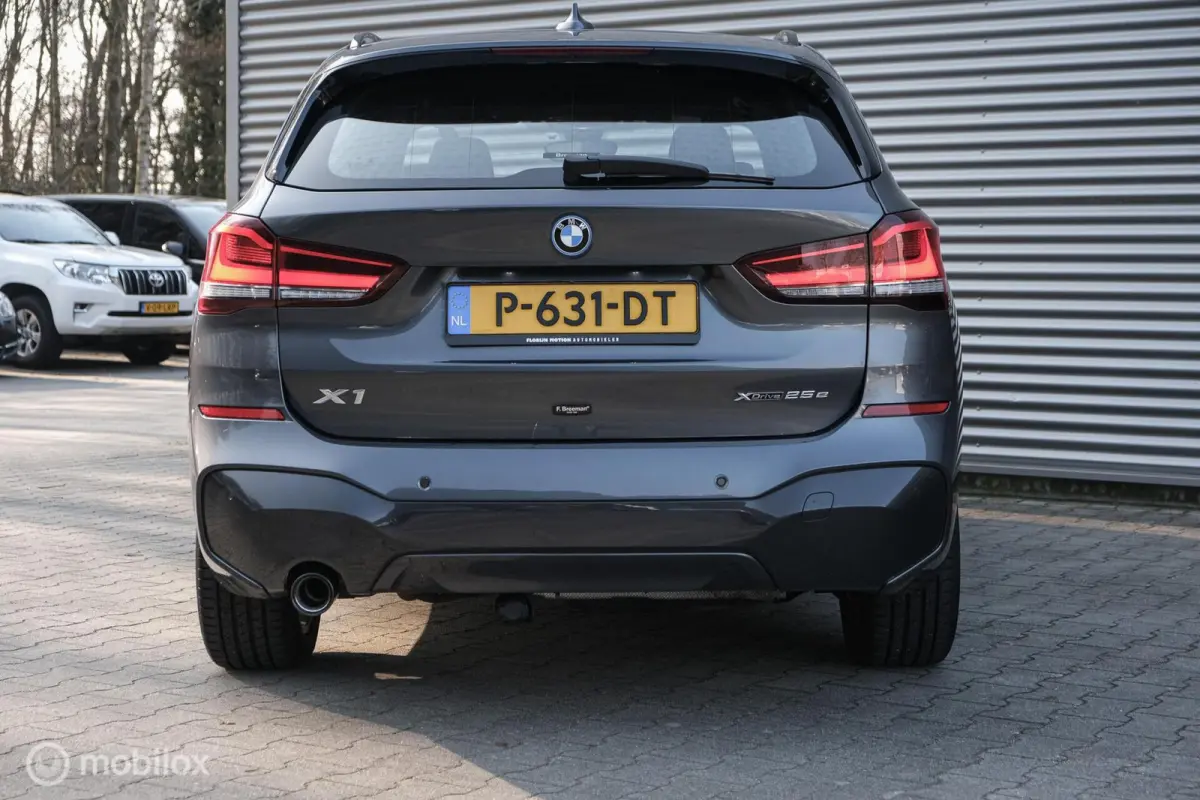 xDrive25e High Executive | M-Sport | LED | HUD | Trekhaak | PHEV | Miniral Grau | Stoelverw.