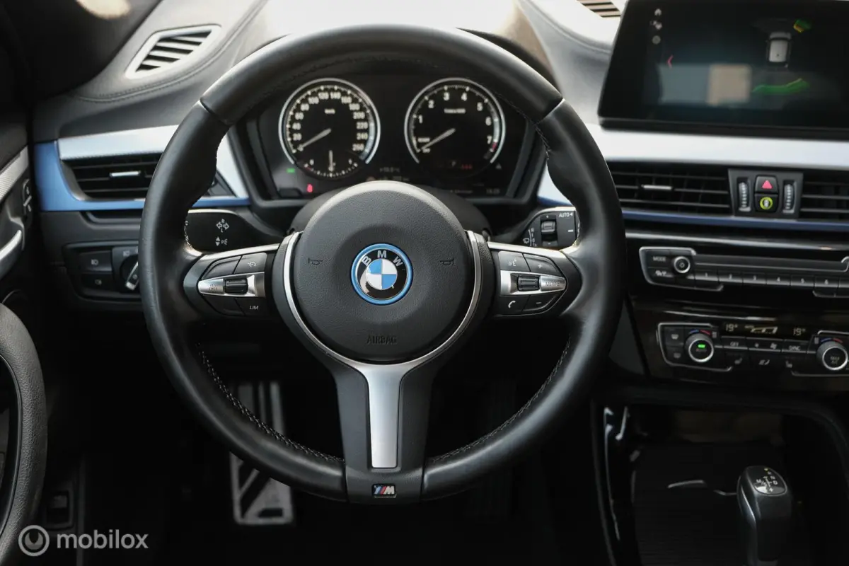 xDrive25e High Executive | M-Sport | LED | HUD | Trekhaak | PHEV | Miniral Grau | Stoelverw.