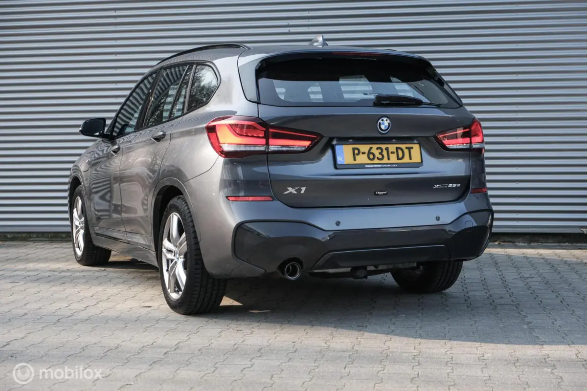 xDrive25e High Executive | M-Sport | LED | HUD | Trekhaak | PHEV | Miniral Grau | Stoelverw.
