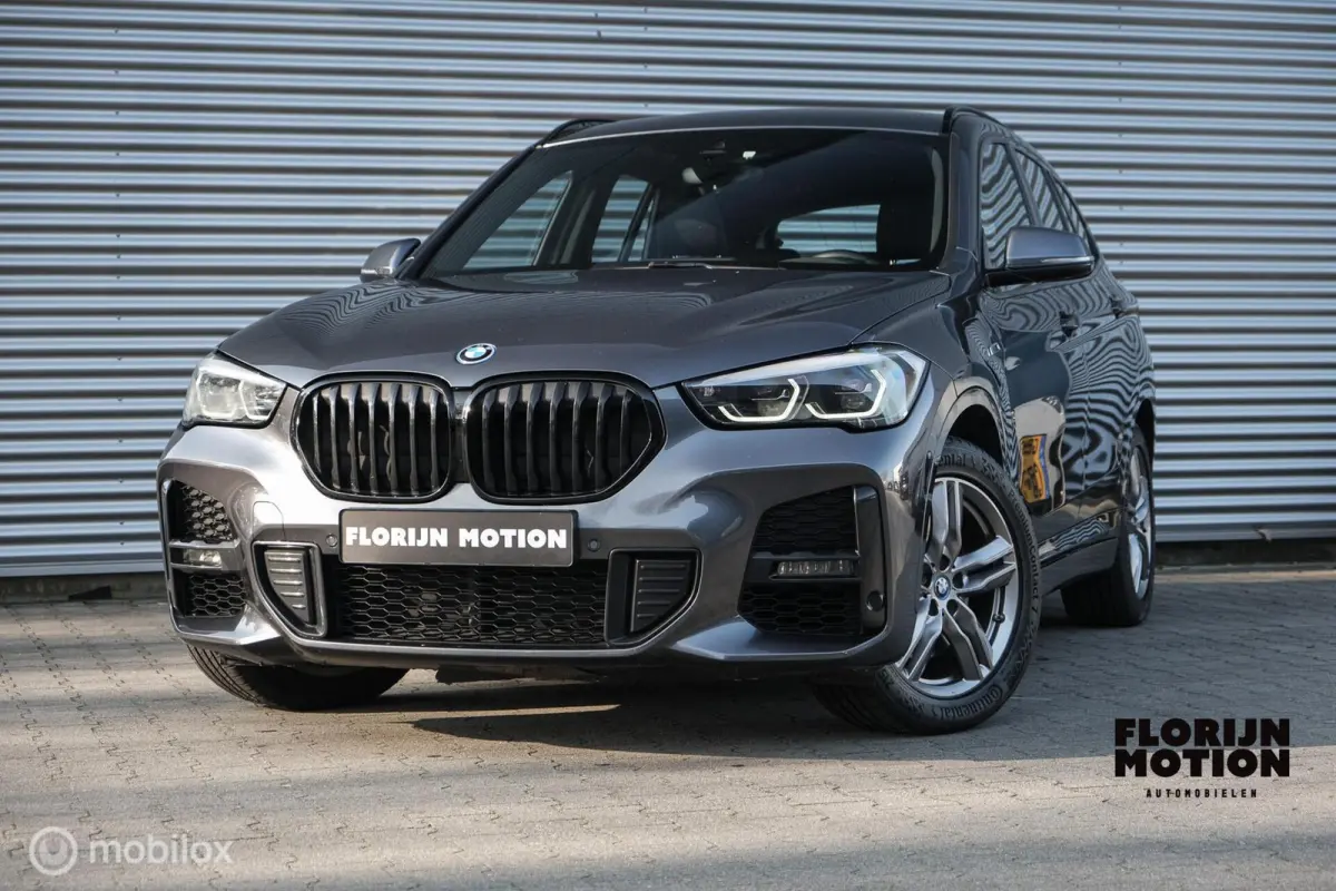 xDrive25e High Executive | M-Sport | LED | HUD | Trekhaak | PHEV | Miniral Grau | Stoelverw.