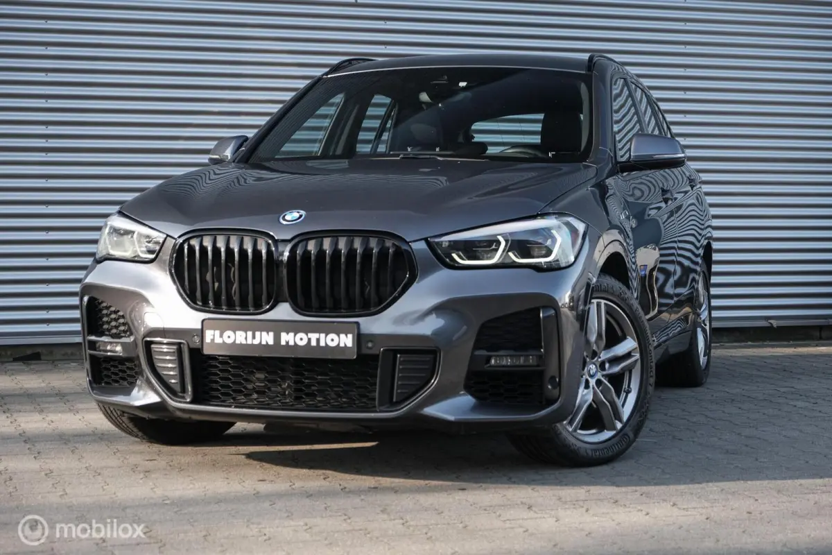 xDrive25e High Executive | M-Sport | LED | HUD | Trekhaak | PHEV | Miniral Grau | Stoelverw.