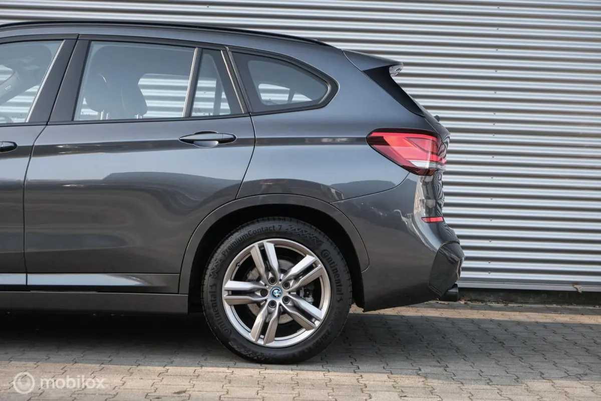xDrive25e High Executive | M-Sport | LED | HUD | Trekhaak | PHEV | Miniral Grau | Stoelverw.
